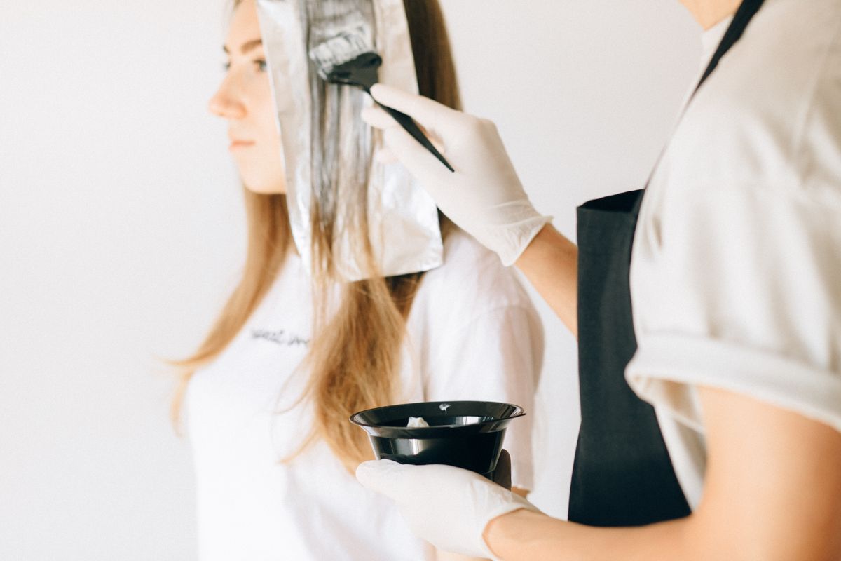 Luzes, Mechas ou Coloração? Entenda as Diferenças Antes de Escolher